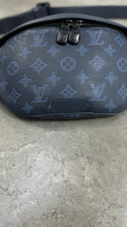 Louis Vuitton Discovery PM Bumbag in blue Monogram Shadow calfskin Learher