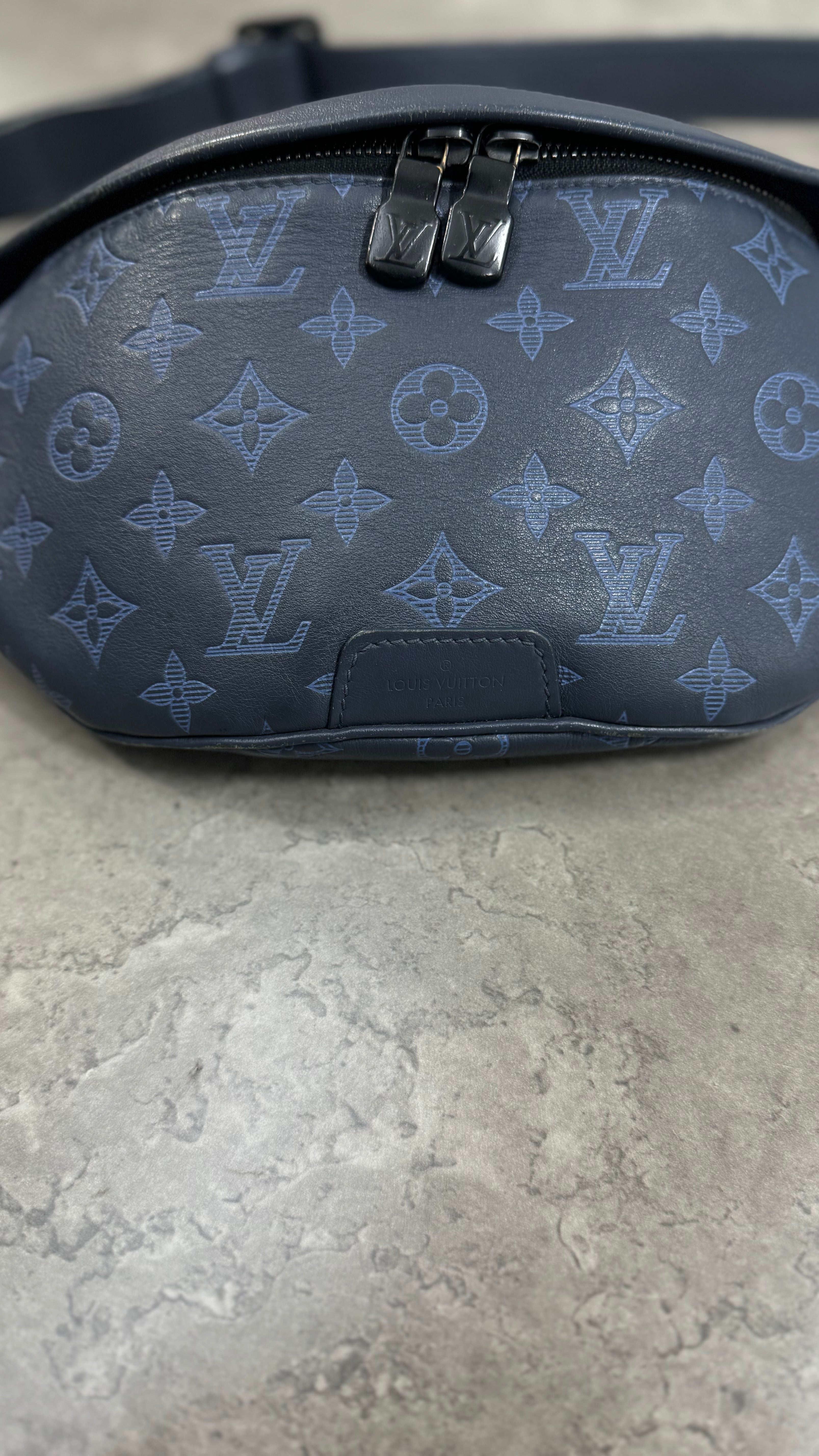 Louis Vuitton Discovery PM Bumbag in blue Monogram Shadow calfskin Learher
