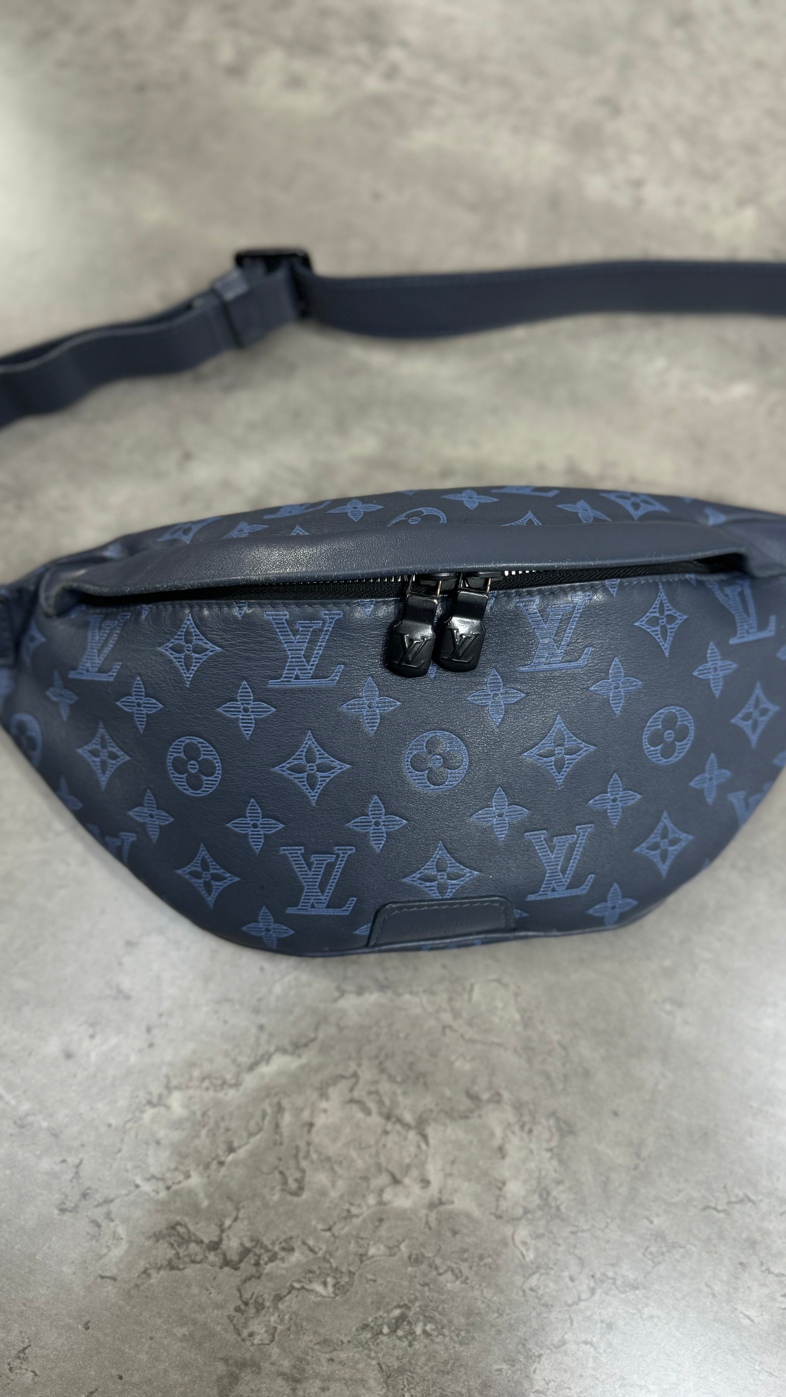 Louis Vuitton Discovery PM Bumbag in blue Monogram Shadow calfskin Learher
