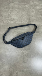 Louis Vuitton Discovery PM Bumbag in blue Monogram Shadow calfskin Learher