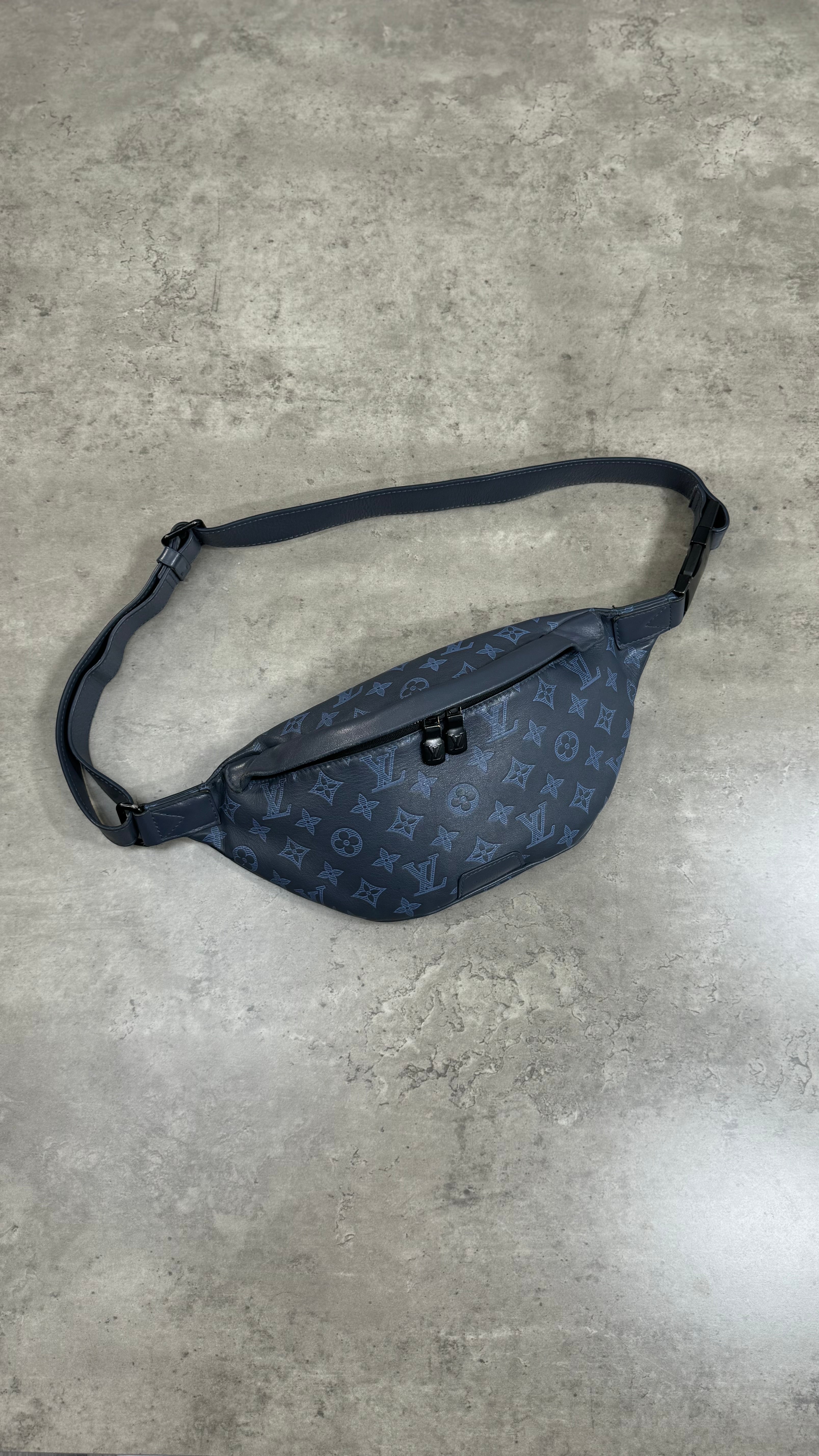Louis Vuitton Discovery PM Bumbag in blue Monogram Shadow calfskin Learher