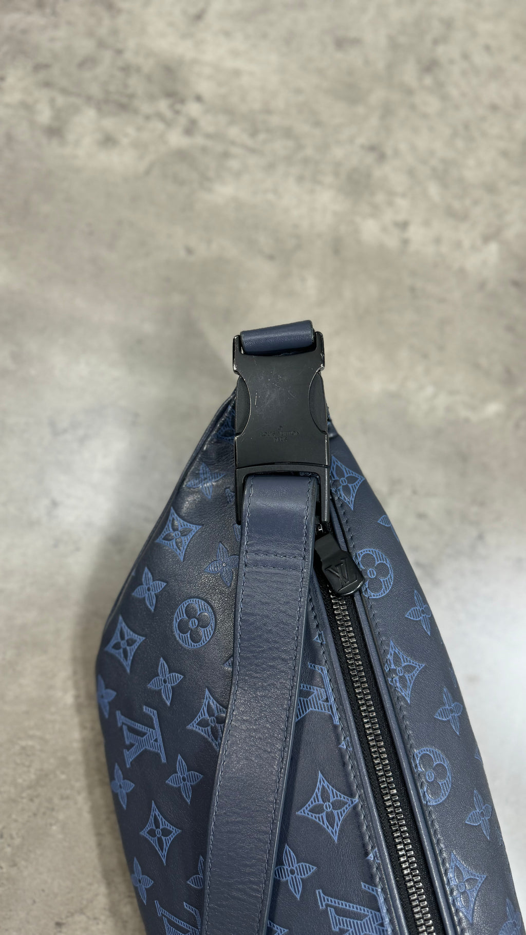 Louis Vuitton Discovery PM Bumbag in blue Monogram Shadow calfskin Learher
