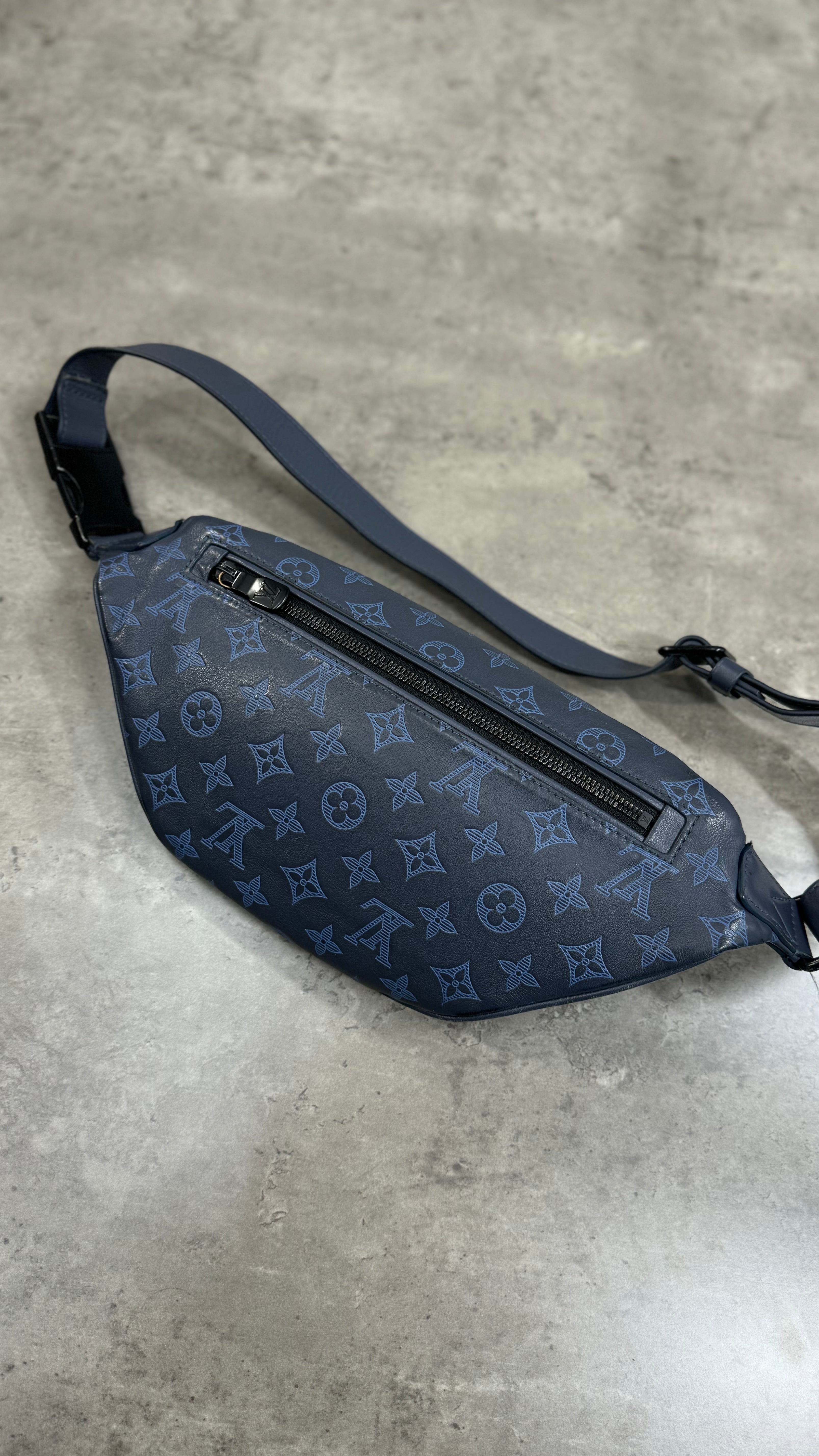 Louis Vuitton Discovery PM Bumbag in blue Monogram Shadow calfskin Learher
