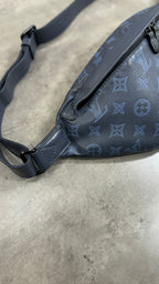 Louis Vuitton Discovery PM Bumbag in blue Monogram Shadow calfskin Learher