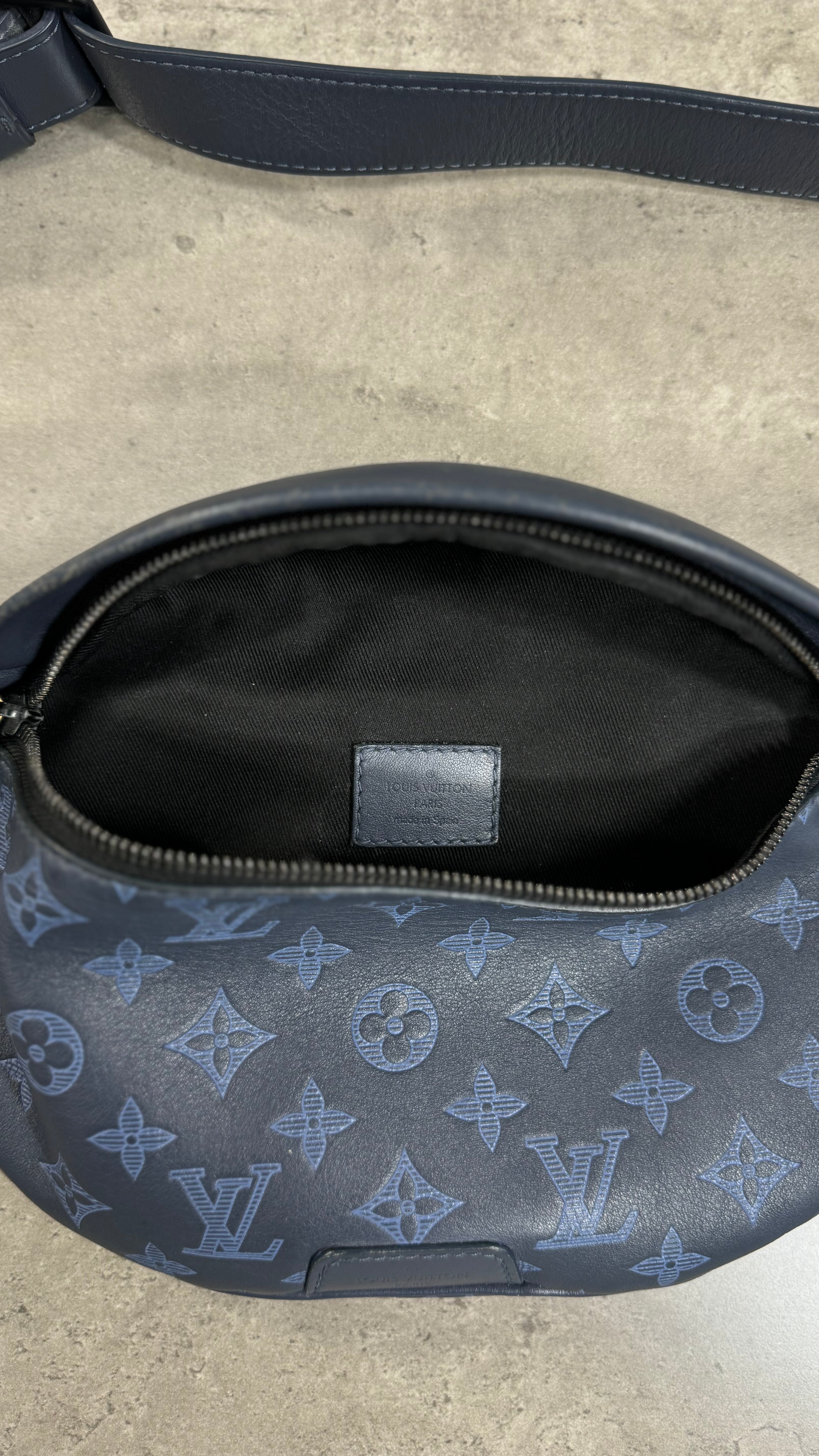 Louis Vuitton Discovery PM Bumbag in blue Monogram Shadow calfskin Learher