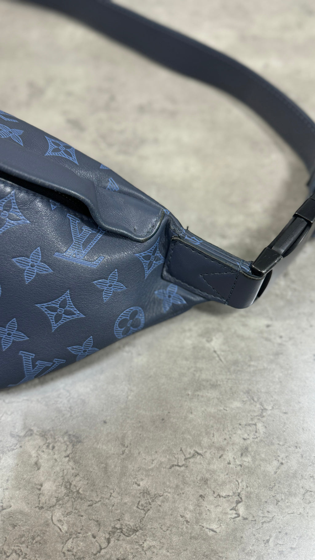 Louis Vuitton Discovery PM Bumbag in blue Monogram Shadow calfskin Learher