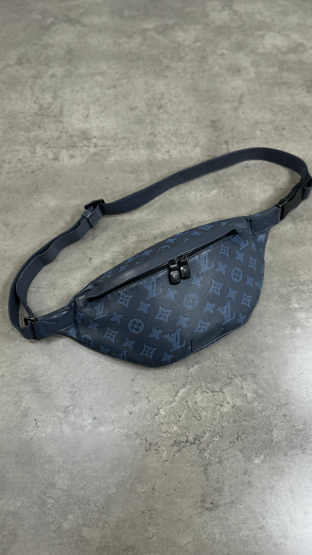 Louis Vuitton Discovery PM Bumbag in blue Monogram Shadow calfskin Learher